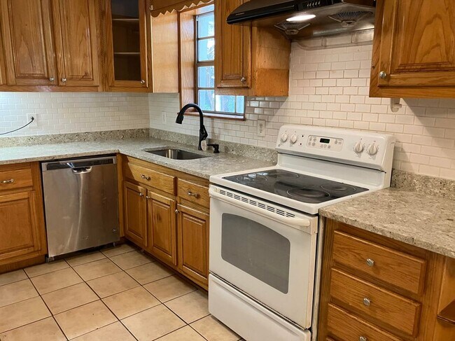 577 Virginia Ave, Suwanee, GA 30024 - photo 6