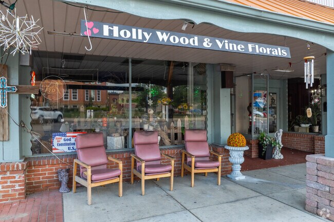 The local flower shop, Holly Wood & Vine Florals, offers floral deliveries to Paulding locals.
