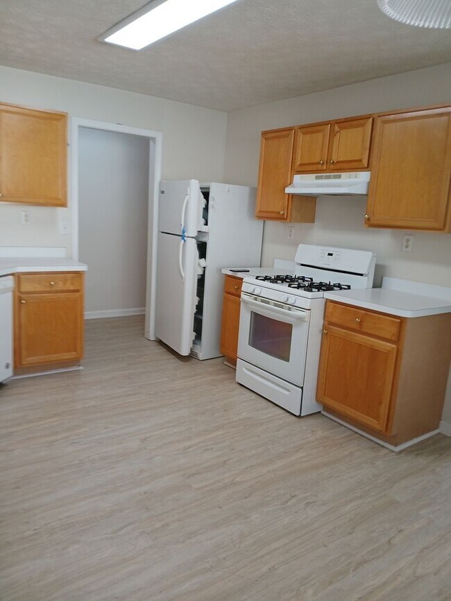 578 Summerbrooke Ct, Suwanee, GA 30024 - photo 3