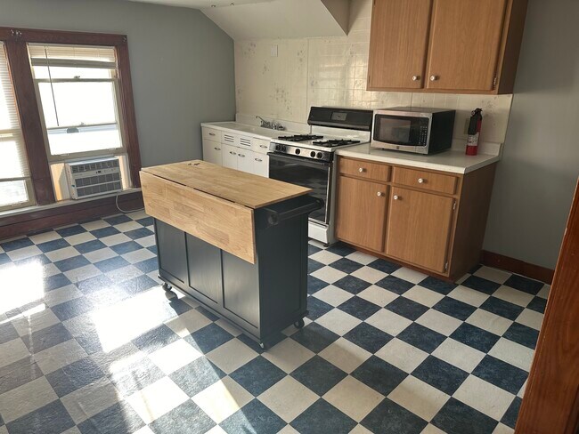 537 Clinton Ave unit Clinton B, Morgantown, WV 26505 - photo 2