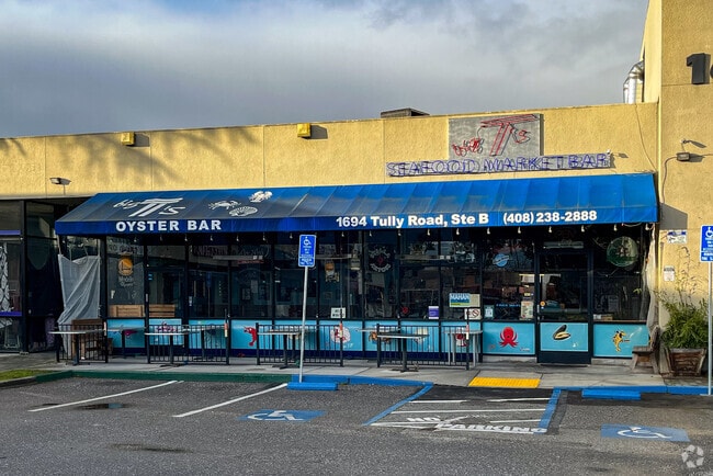 The Oyster Bar is the perfect spot for dinner in Meadows, San Jose, CA.