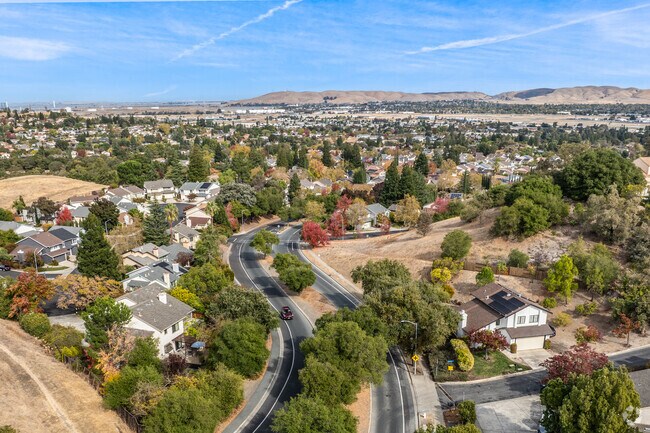 The Chilpancingo Expressway near Hidden Valley connects you to major routes.