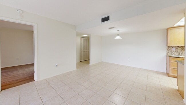 6116 43rd St W unit 104D, Bradenton, FL 34210 - photo 2