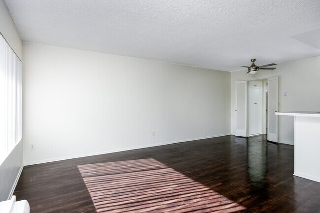 Variel Villas, Canoga Park, CA 91303 - photo 4