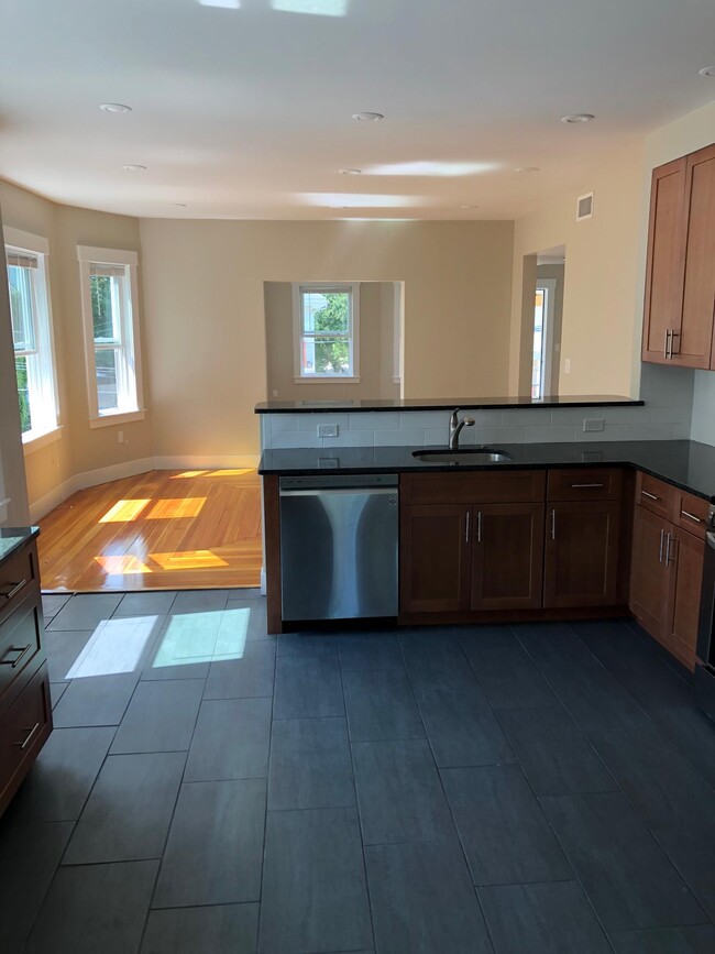 19 Banks St Unit 1, Waltham, MA 02451
