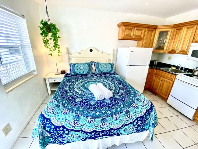 322 Oregon St unit FL2-ID1034664P, Hollywood, FL 33019 - photo 3