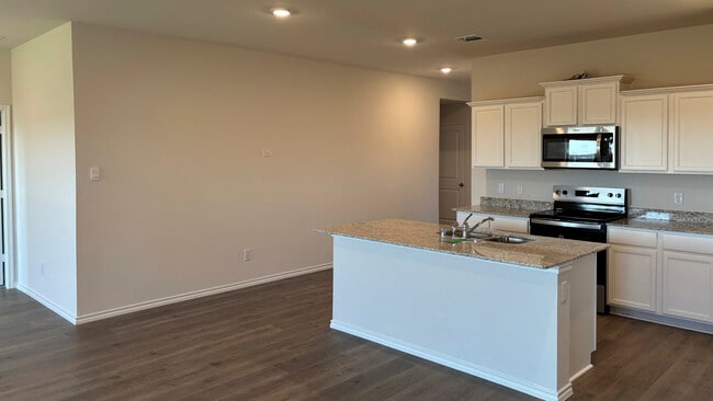 1008 Barton Dr, Ennis, TX 75119 - photo 2