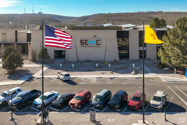 The district's highest rated school is Carlsbad Early College High, which earns an A and offers dual enrollment courses at the local, two-year Southeast New Mexico College.