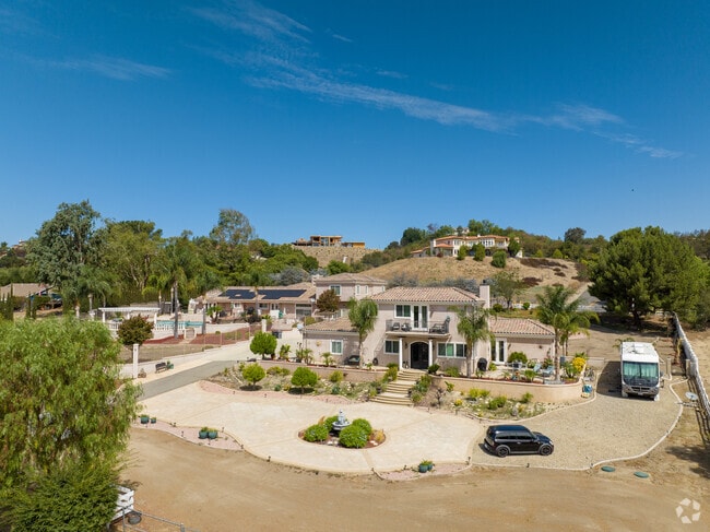 Los Ranchitos mainly consists of farms, ranches and mansions.