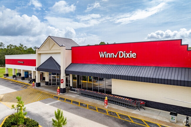 Locals from Lake Yale go to Winn Dixie to do there Grocery Shopping.