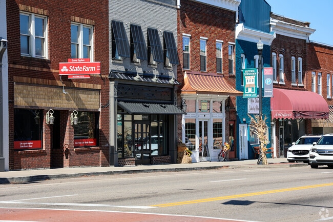 You can find eclectic boutiques, specialty shops, and offices in Historic Downtown Lenoir City.