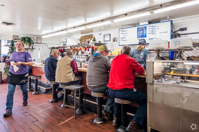 Old Richmond Grill's daily specials attract lunch crowds near North Haven/Swink Acres.