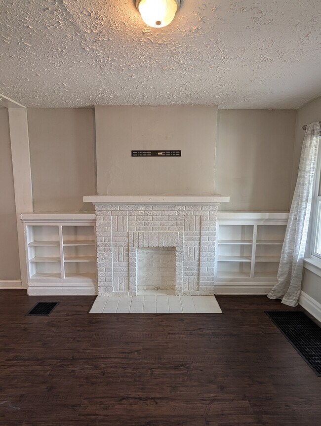 Living Room Mantle w/ TV Mount