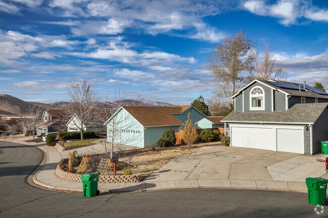 Single-story and two-story homes in Stead offer beautiful views.