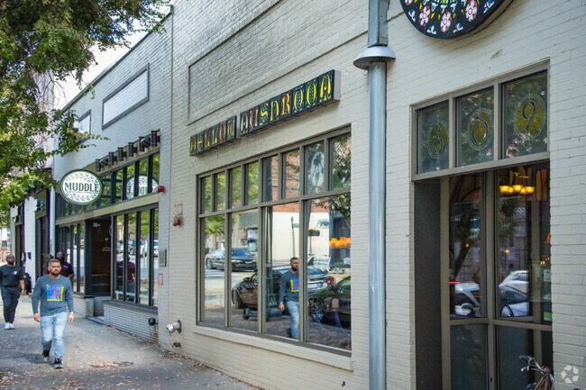 Mellow Mushroom offers pizza lovers near Hackett Lake a great place to grab a slice.