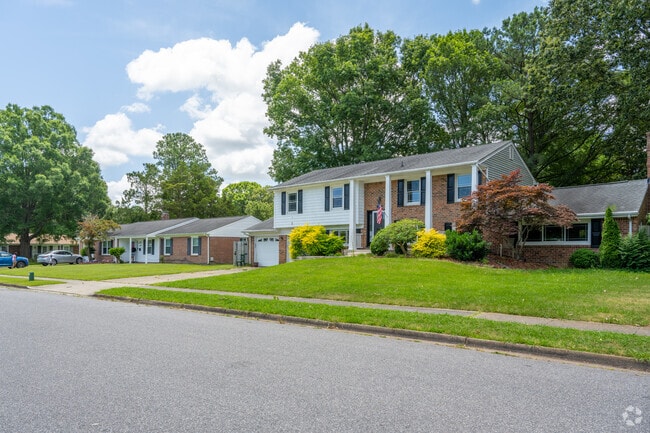 A split-level home next to a ranch home on Hopwood Ln in Pembroke.