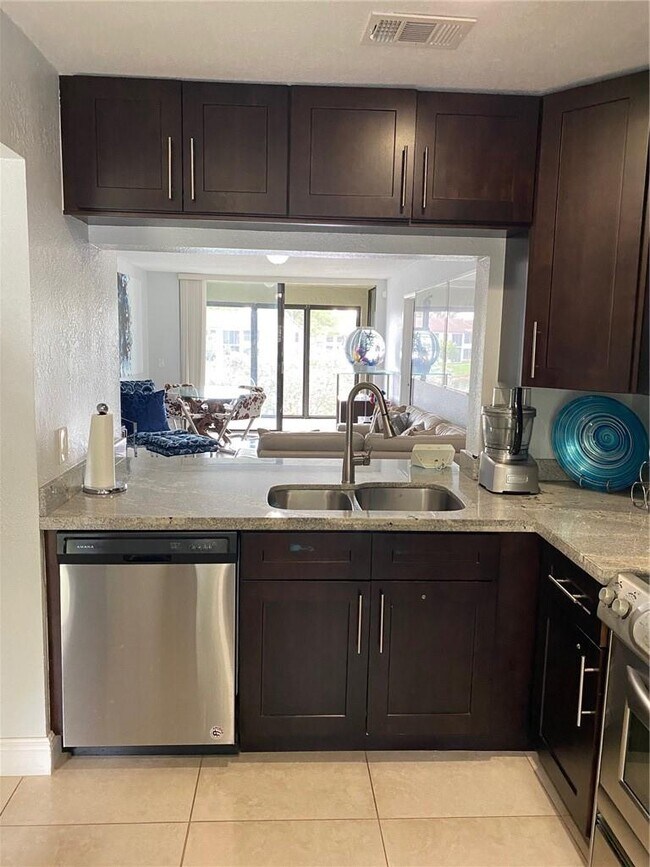 203 Lake Pointe Dr Unit 204, Oakland Park, FL 33309