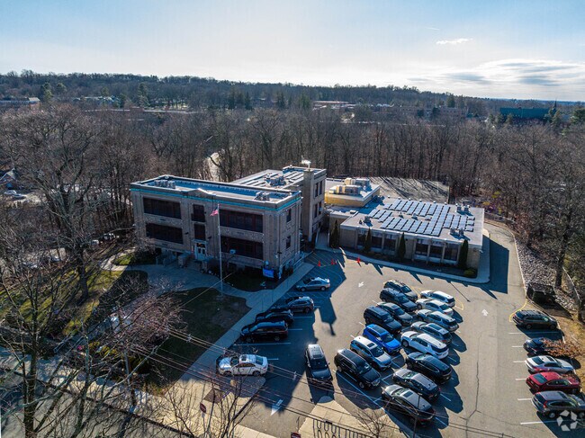 Lincoln Elementary School is located in a quiet location surrounded by neighborhoods.