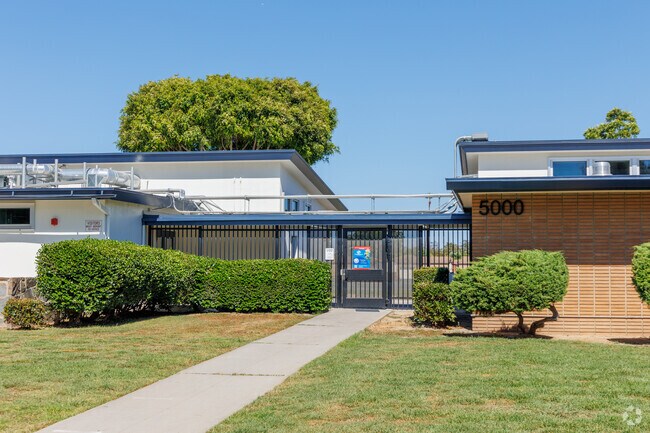 Holmes Elementary School