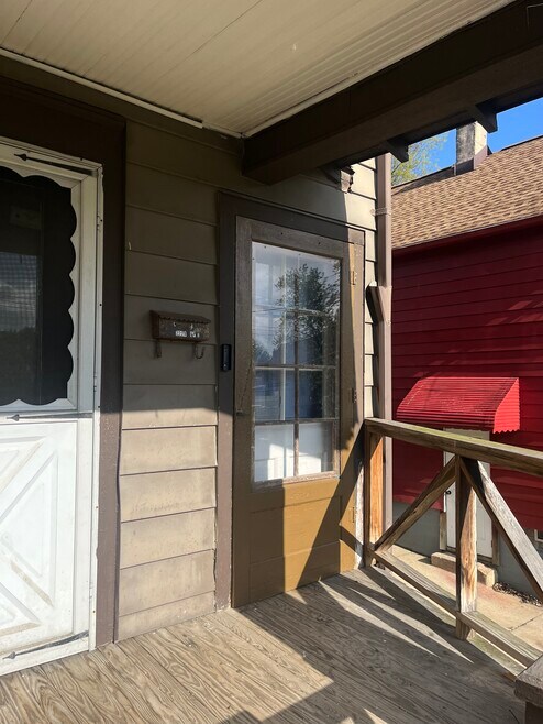 Comfy one bedroom upstairs apartment. Close to the Kenmore Blvd and the bus line. Ample parking
