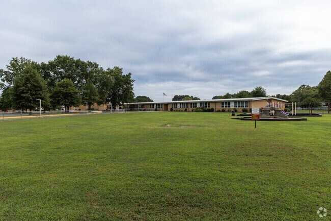 Lulu Ross Elementary School has a student-teacher ratio of 15-1.