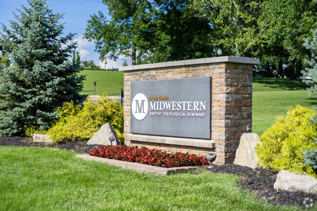 The popular Midwestern Seminary is located in the neighborhood of Davidson.