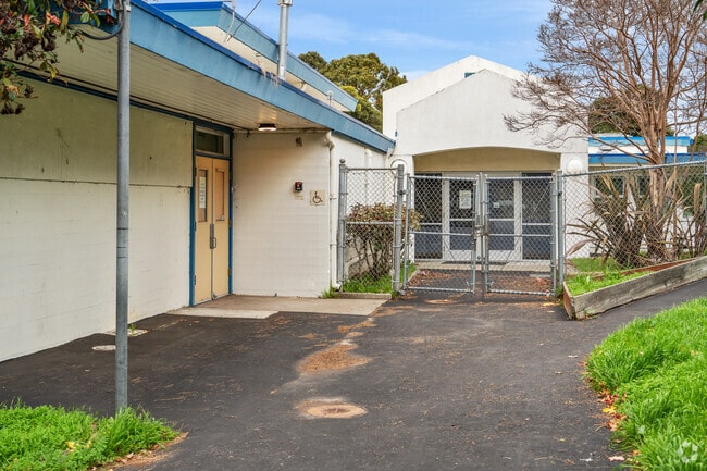 El Crystal Elementary School used to teach grades K-8th.