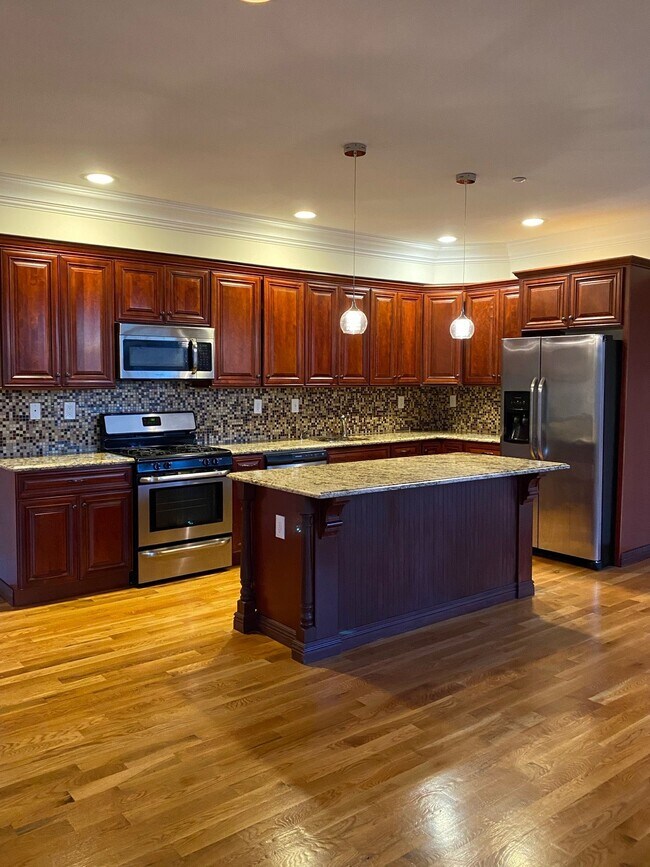 Surmount Commons: Elevate Your Lifestyle in Weehawken's Premier Luxury Residence!, Weehawken, NJ 07086 - photo 3