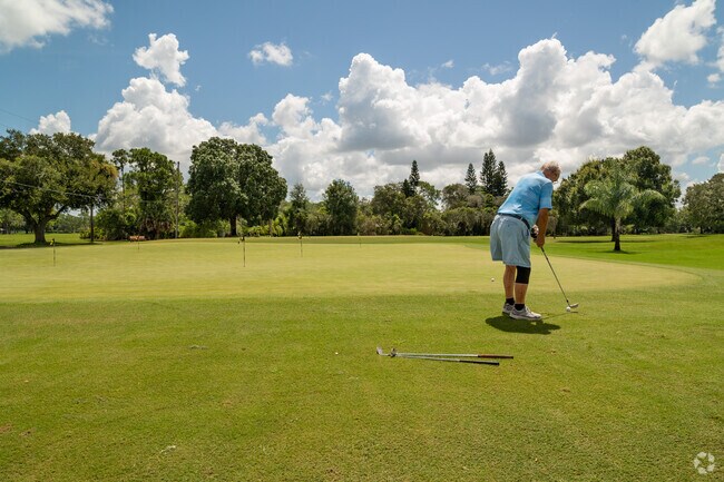 There are several golf courses close by to West Sebring.