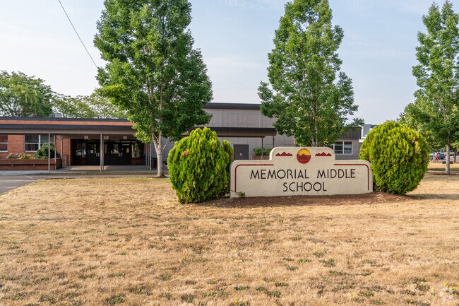 Memorial Middle School serves grades 6-8 in West Albany.