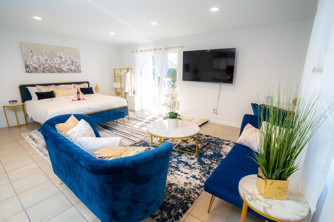 19801 Lassen St unit gold, Chatsworth, CA 91311 - photo 2