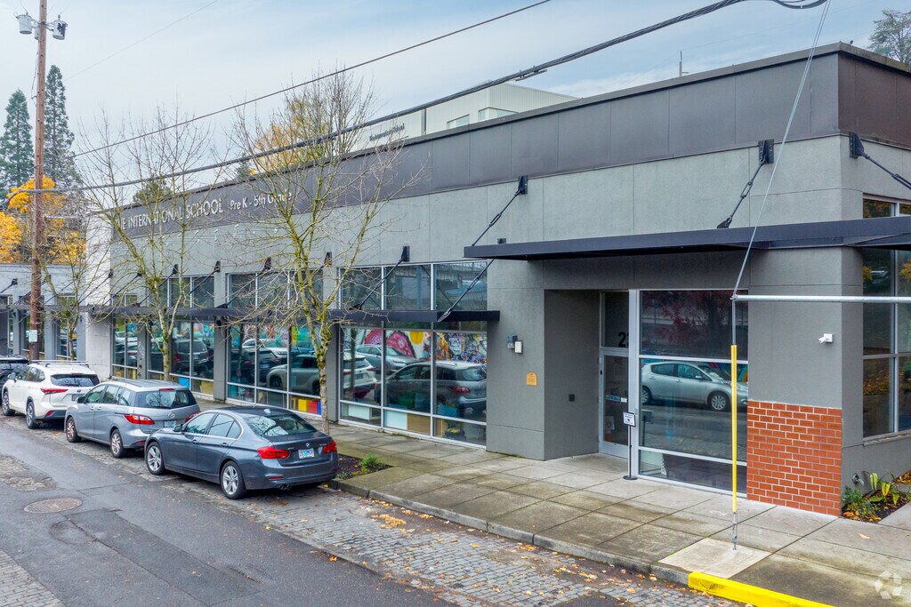 The International School of Portland serves grades 3 - 5 on S Water Ave in Portland.
