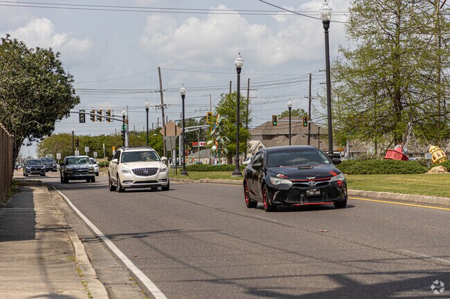 West Esplanade Ave in the Bissonet Plaza neighborhood has a constant flow of traffic.