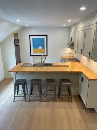103 W Main St Unit 4, Lake Leelanau, MI 49653