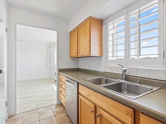 University Heights unit 605, Salt Lake City, UT 84102 - photo 7