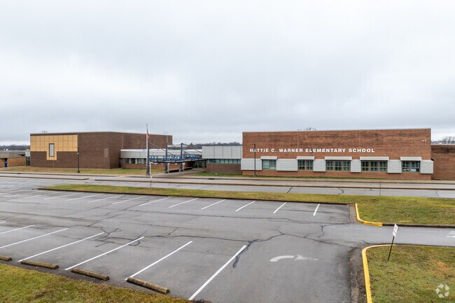 The student population of Hattie C. Warner Elementary School is 497 and the school serves 1-5.