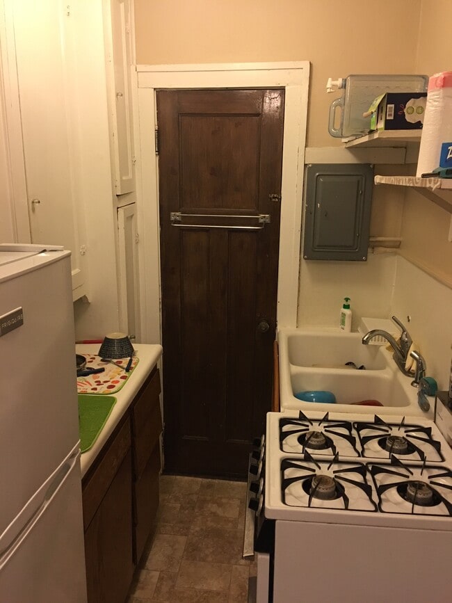 741 Melrose Ave unit .  9, Iowa City, IA 52246 - photo 3