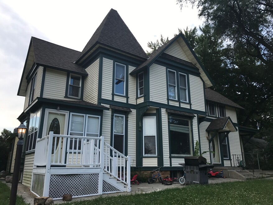 427 W Pleasant St unit 2, Mankato, MN 56001 - photo 1