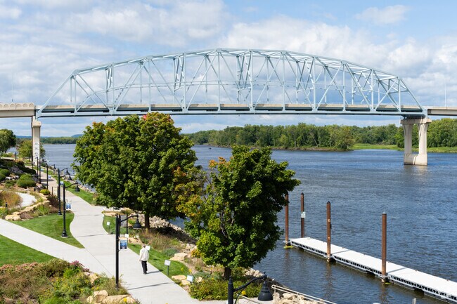 Plainview is a 20 minute drive from the Mississippi River, and many locals visit on weekends.