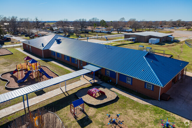 Paoli Elementary School provides education in the neighborhood of Wayne.