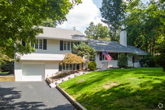 Ranch‑style homes appear across Annandale’s postwar blocks.