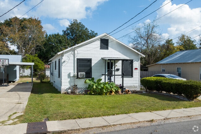 Pa Davis Park homes are small, but carry a nice charm.