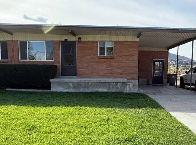 Duplexc2 bedrooms 1 bath upstairs full unfinished basement with tons of storage & laundryroom