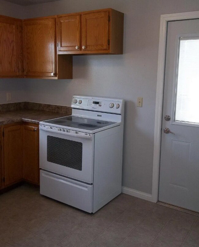 910 S Washington St unit 910 S Washington St, Aberdeen, SD 57401 - photo 3