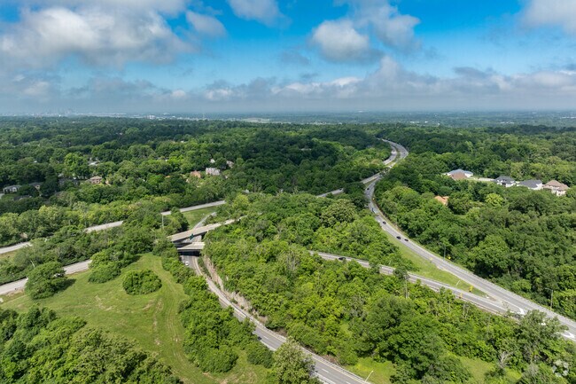 Riverwood residents have easy access to I-264 and I-71 for commuting around Louisville.