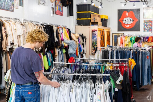 Boutique shopping lines Mission Street in South Pasadena including South Pasadena Vintage.