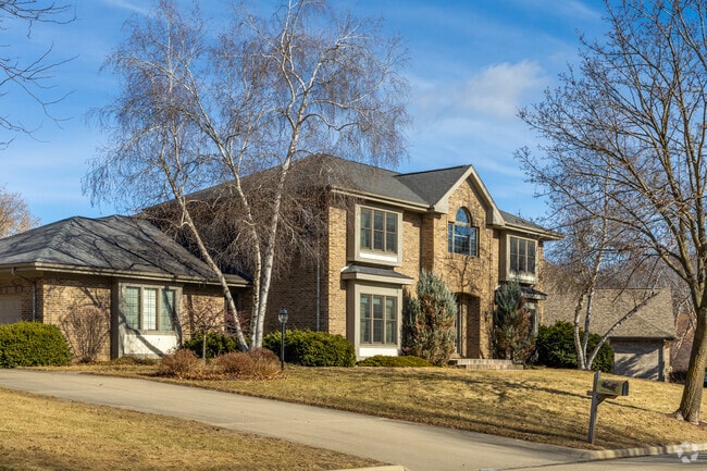 Single-family homes in Sauk Creek cost between $500,000 and $700,000.