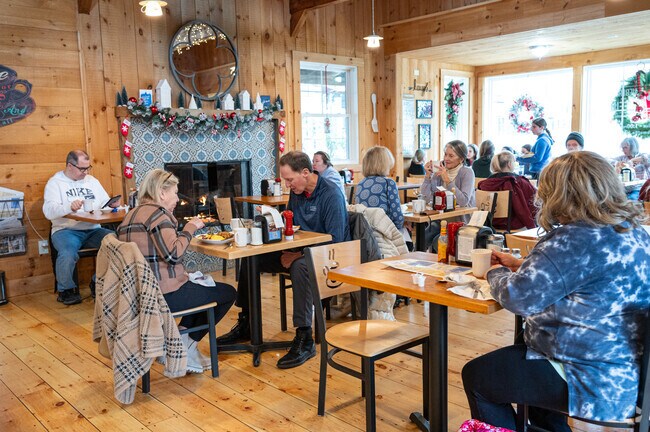 Pinehills Golf Club residents enjoy breakfast at The Blueberry Muffin.