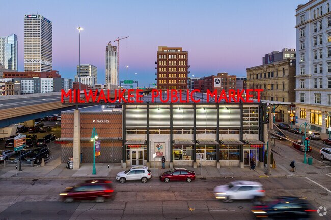 Head to the Milwaukee Public Market in the Historic Third Ward for a one-stop foodie adventure.