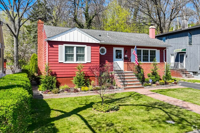 Cape style homes are commong throughout Manorhaven